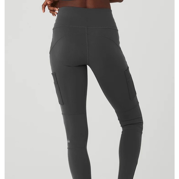 Alo High-Waist Cargo Legging (gray) - Picture 4 of 10